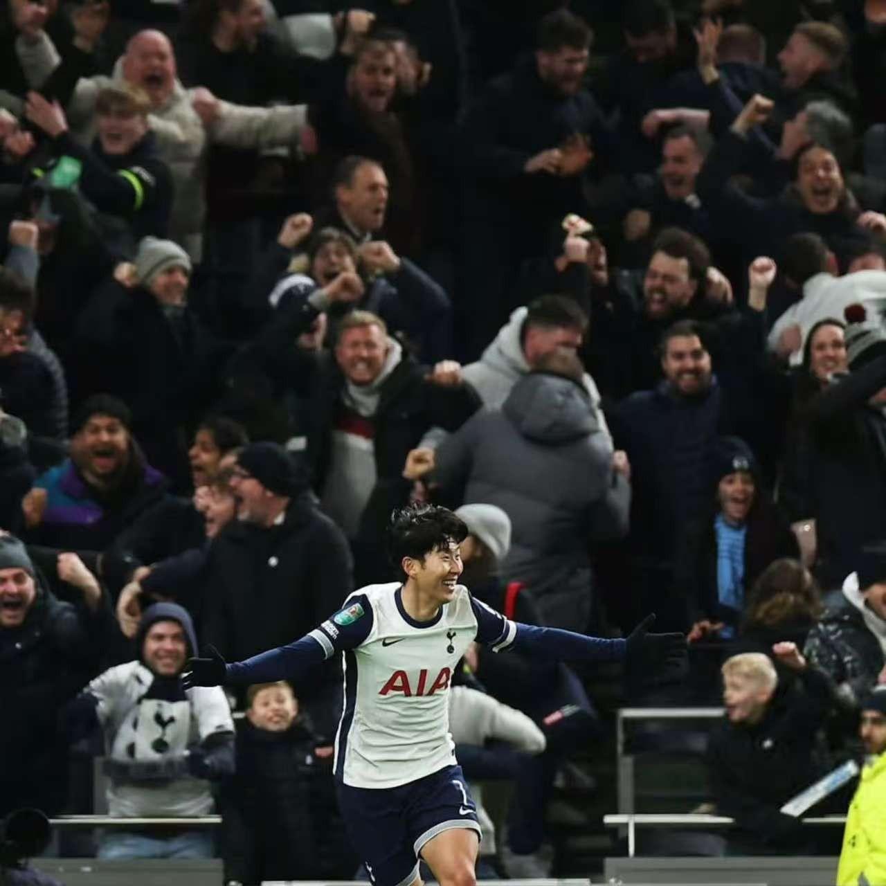 关于热刺重伤倒地，巴黎圣日耳曼全队围拢祈祷，场面感人的信息