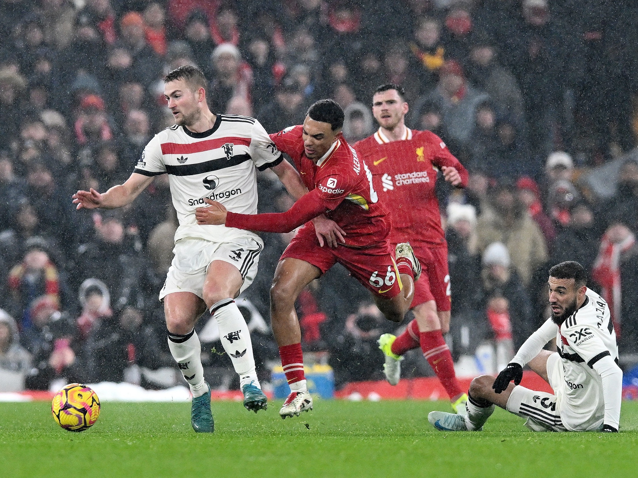 利物浦重伤倒地，曼联全队围拢祈祷，场面感人的简单介绍