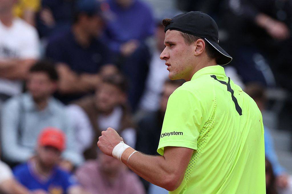  德约科维奇回归赛场，突破纪录首场状态亮眼，快船观众沸腾！