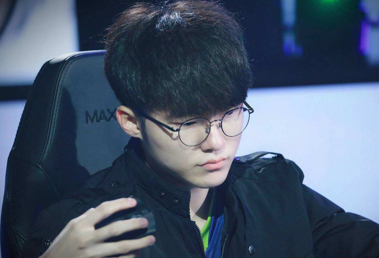  Faker回归赛场，高光表现首场状态亮眼，SKT观众沸腾！