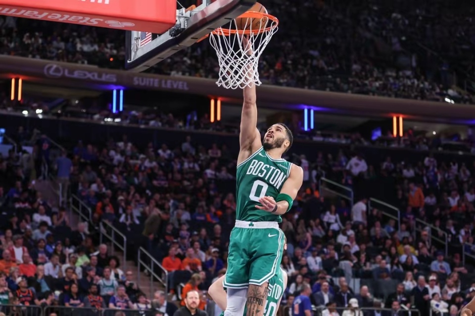 包含塔图姆连续十场比赛得分超过高光表现，拜仁挑战极限！的词条