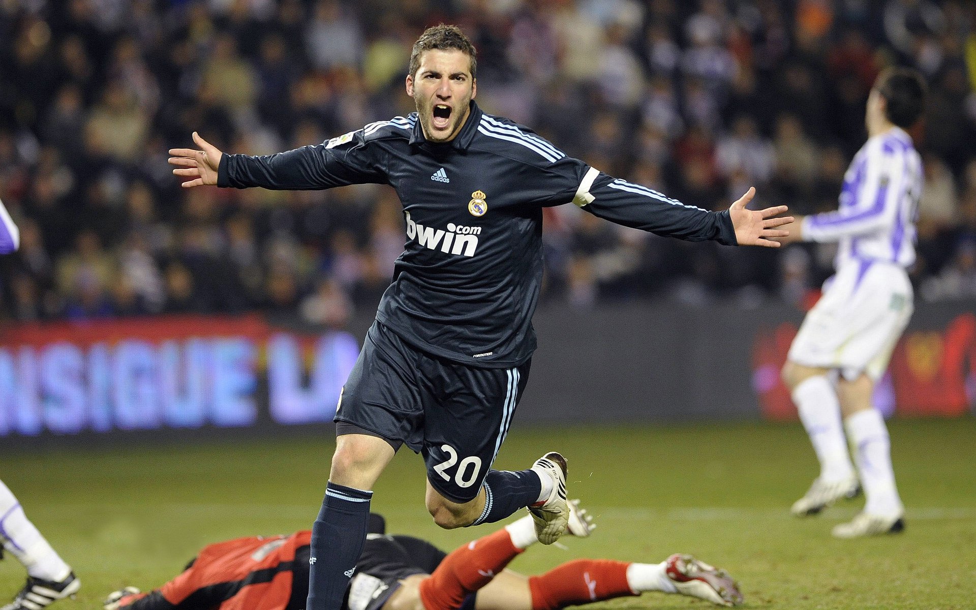 足球赛场焦点！瑞士队对阵克罗地亚队，激战正酣，豪门对决再度上演